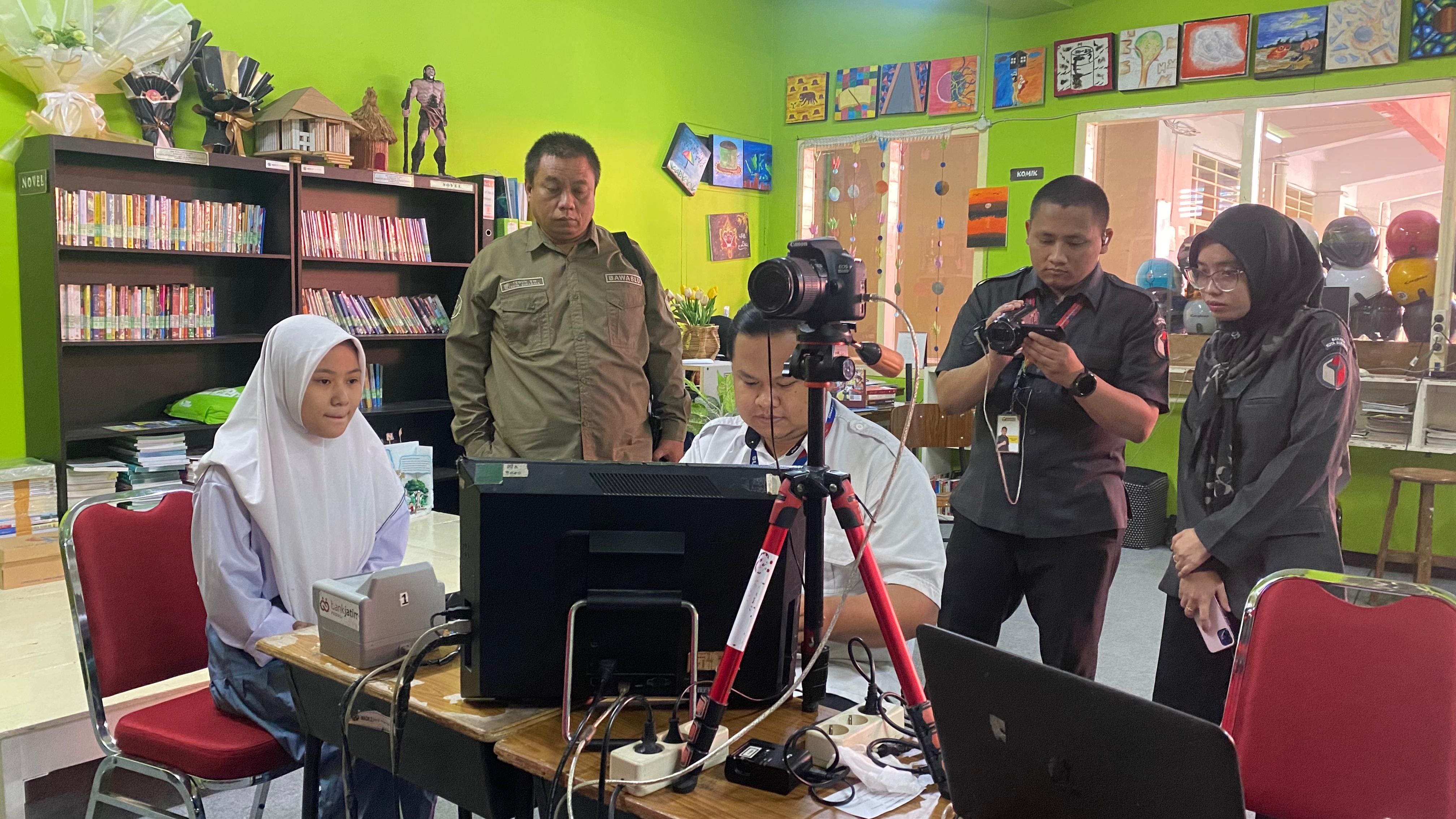 Pelaksanaan Perekapan E-KTP di SMA Giki 2 Surabaya